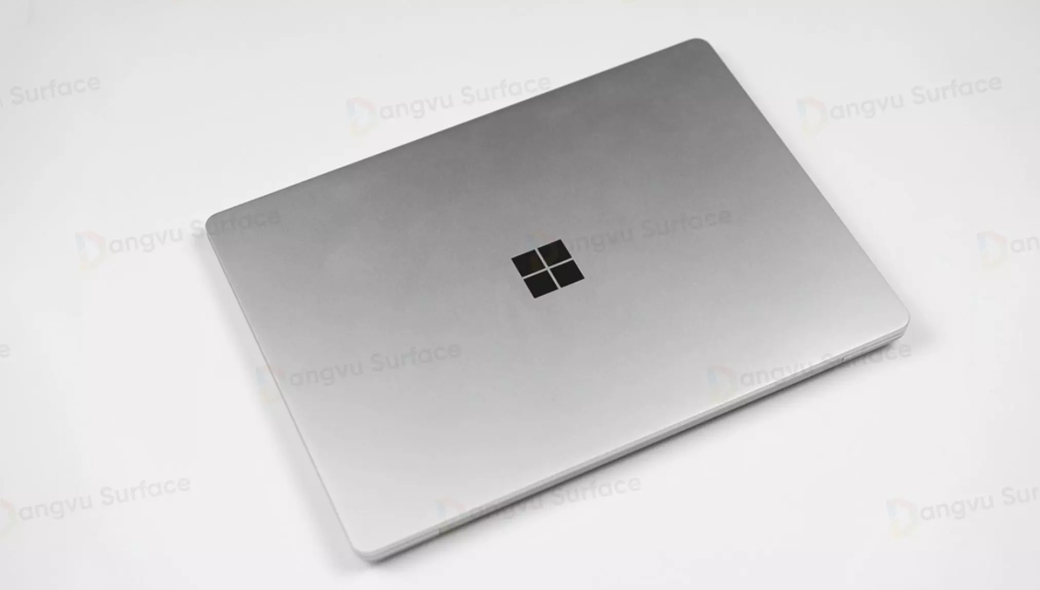 Trọng lượng Surface Laptop Go 3 chỉ khoảng 1,13 kg