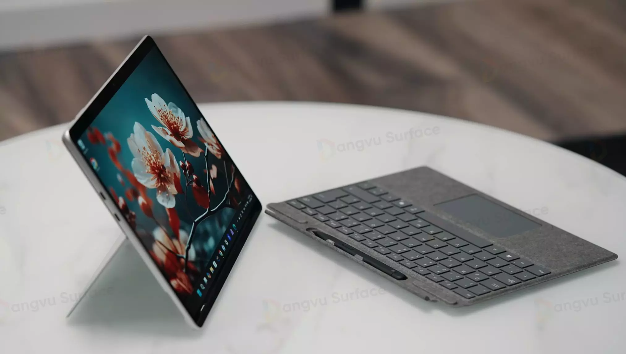 Surface Pro 11 là thiết bị 2in1 mạnh mẽ, có thiết kế hiện đại và màn hình hiển thị hình ảnh chất lượng cao