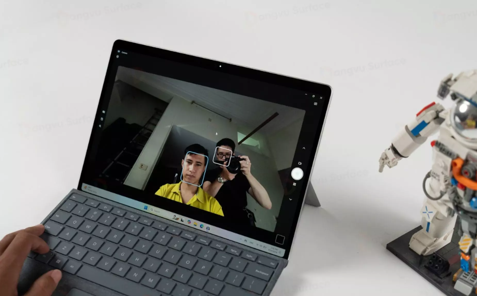 Camera trước của Surface Pro 11