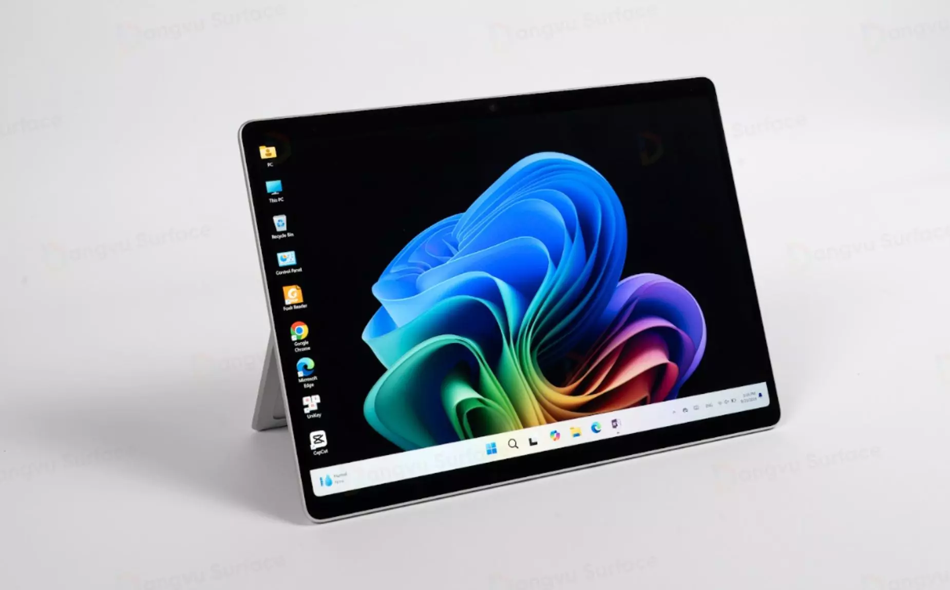 Surface Pro 11 là thiết bị 2in1 mạnh mẽ, có thiết kế hiện đại và màn hình hiển thị hình ảnh chất lượng cao