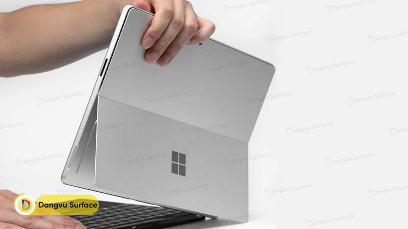 Surface Pro 10 được hãng Microsoft hoàn thiện phần vỏ từ chất liệu hợp kim nhôm cao cấp