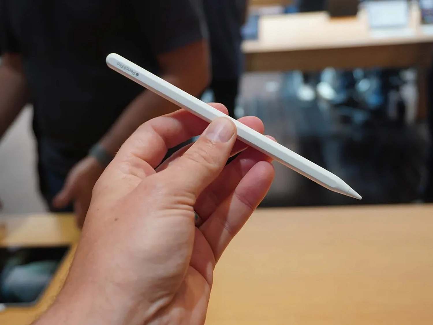 IPad Pro M4 cũng được Apple trang bị bút cảm ứng Apple Pencil 2