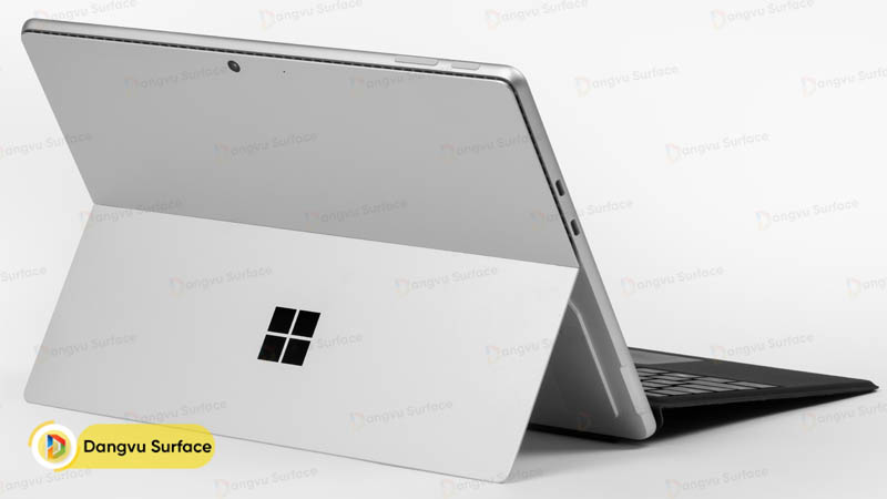 mặt sau của thế hệ thứ 10 dòng Surface Pro được Microsoft mạ crom sáng bóng ngay vị trí logo Windows