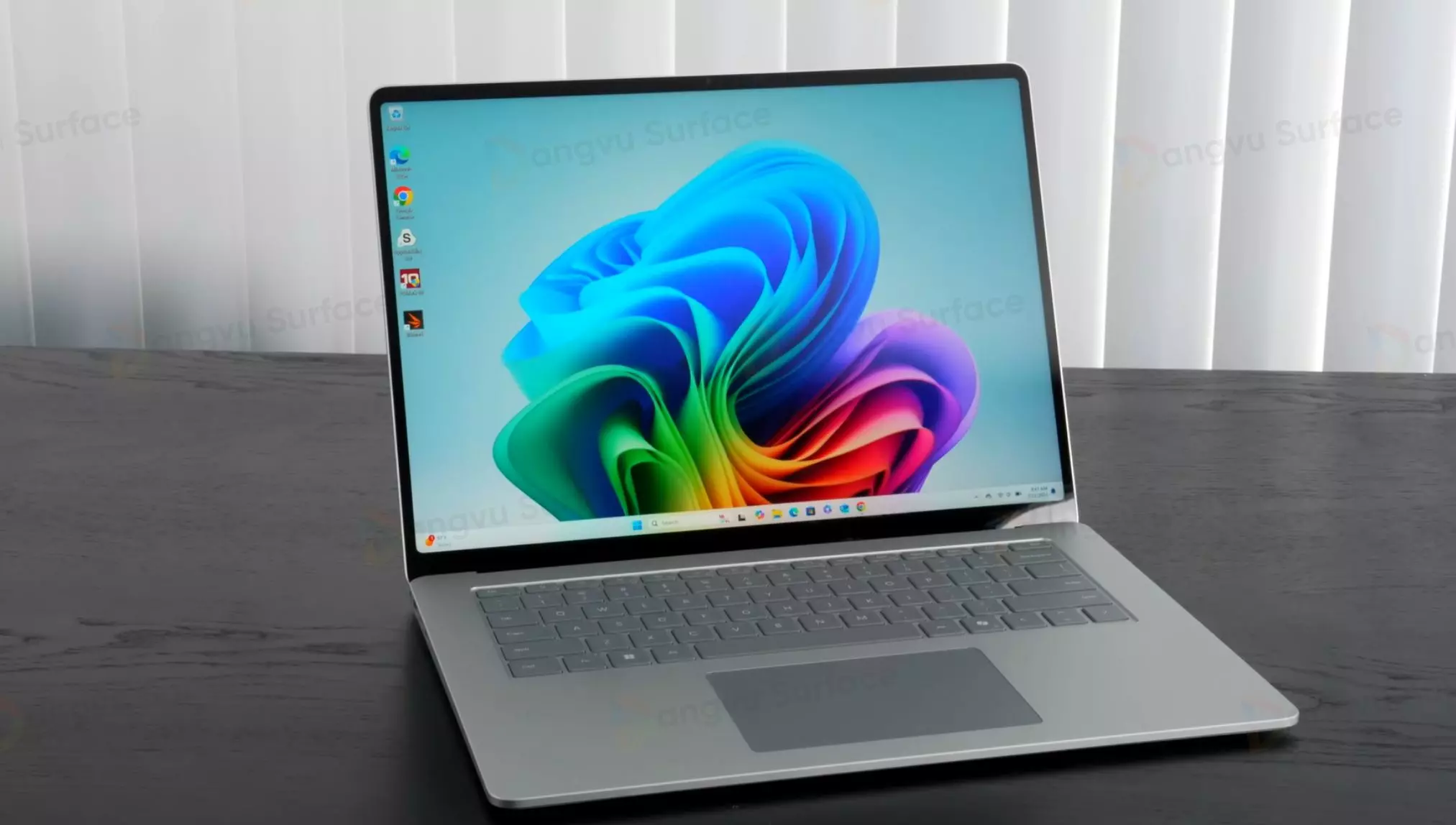 Surface Laptop 7 sử dụng hệ điều hành Window 11