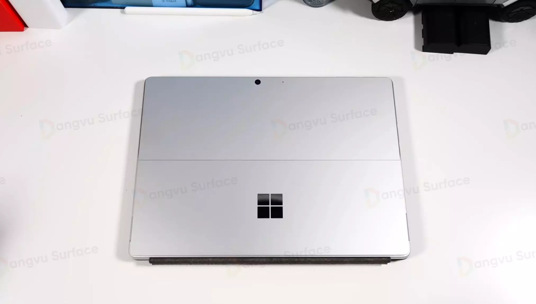 Mặt lưng của Surface Laptop 11 hoàn thiện khá đẹp mắt, ấn tượng