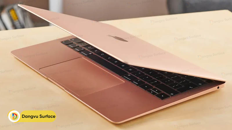 Một chiếc Macbook 14-inch xuất hiện cũng khá hay ho