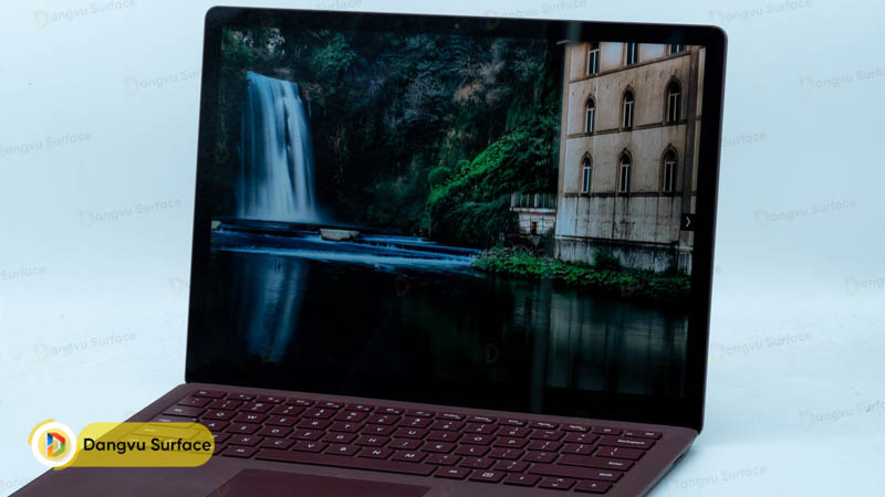 Ra mắt kèm Surface Pro 5 là một chiếc máy mới nữa có tên là Surface Laptop