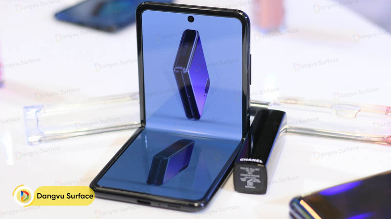 Thiết kế gập mở vỏ sò độc đáo chứ ko gập ngang như Galaxy Fold