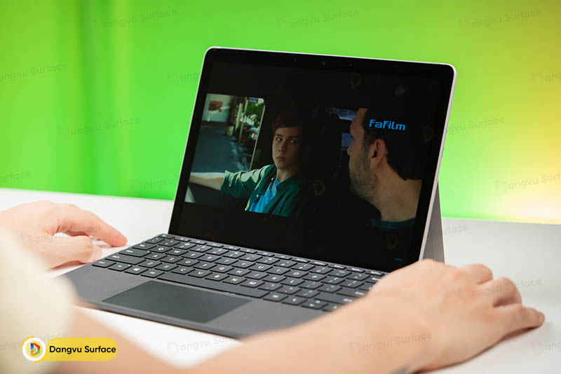 Surface Go 3 được Microsoft trang bị 2 loa kép ngay cạnh viền của màn hình