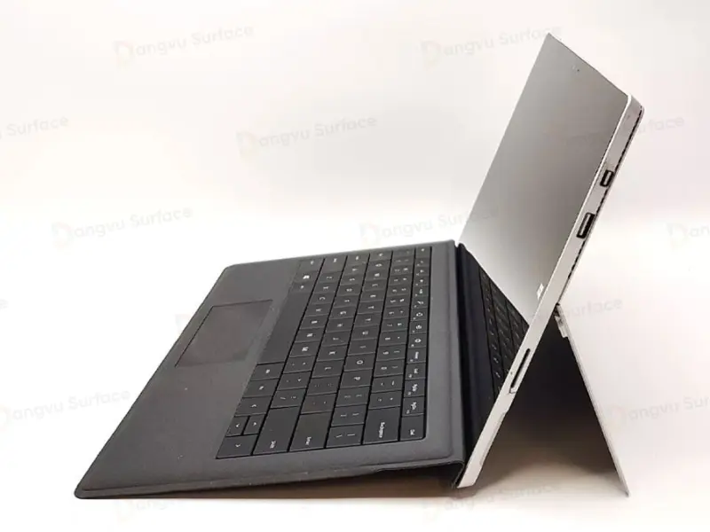 Surface Pro 3 được trang bị đủ các cổng kết nối đáp ứng công việc và giải trí