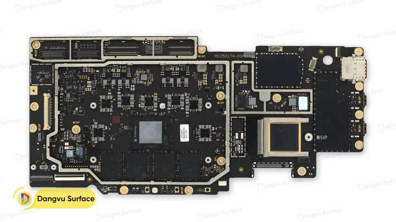 Bo mạch của Surface Laptop 7