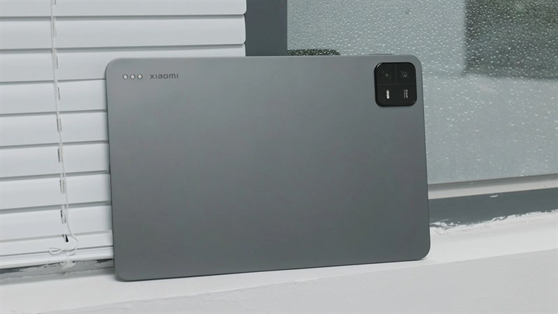 Pad 6 Pro sở hữu mặt trước làm từ kính, khung viền và mặt sau được hoàn thiện từ chất liệu nhôm cao cấp