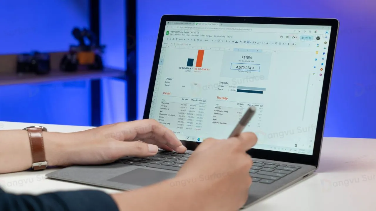Laptop 6 Surface với nhiều cỏng kết nối đáp ứng mọi nhu cầu công việc của người dùng