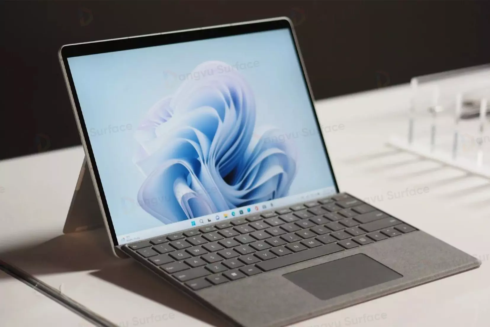 Surface Pro 10 có thiết kế linh hoạt, phục vụ tốt nhu cầu làm việc và giải trí của người dùng