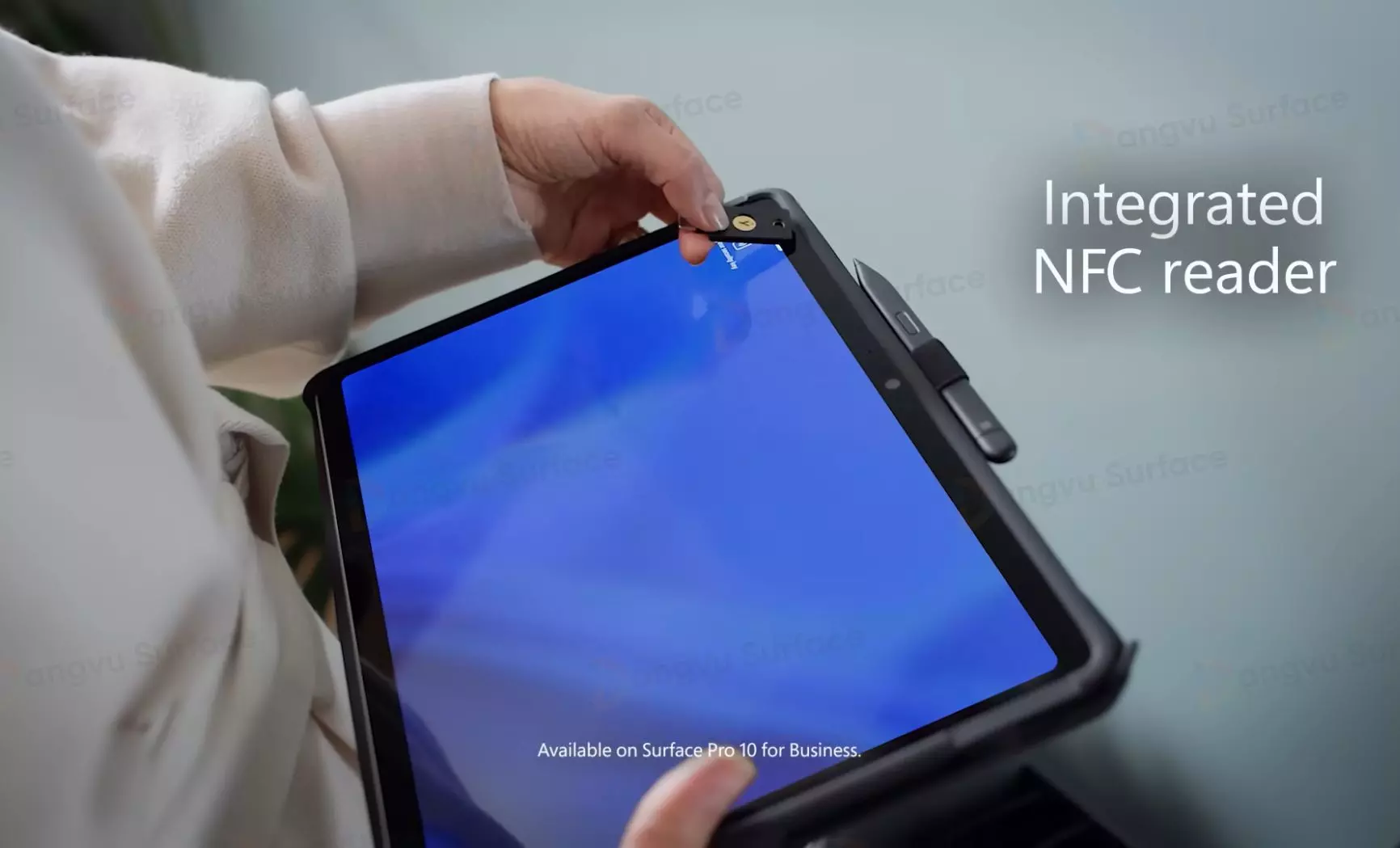 Đầu đọc NFC được tích hợp trên góc trái màn hình