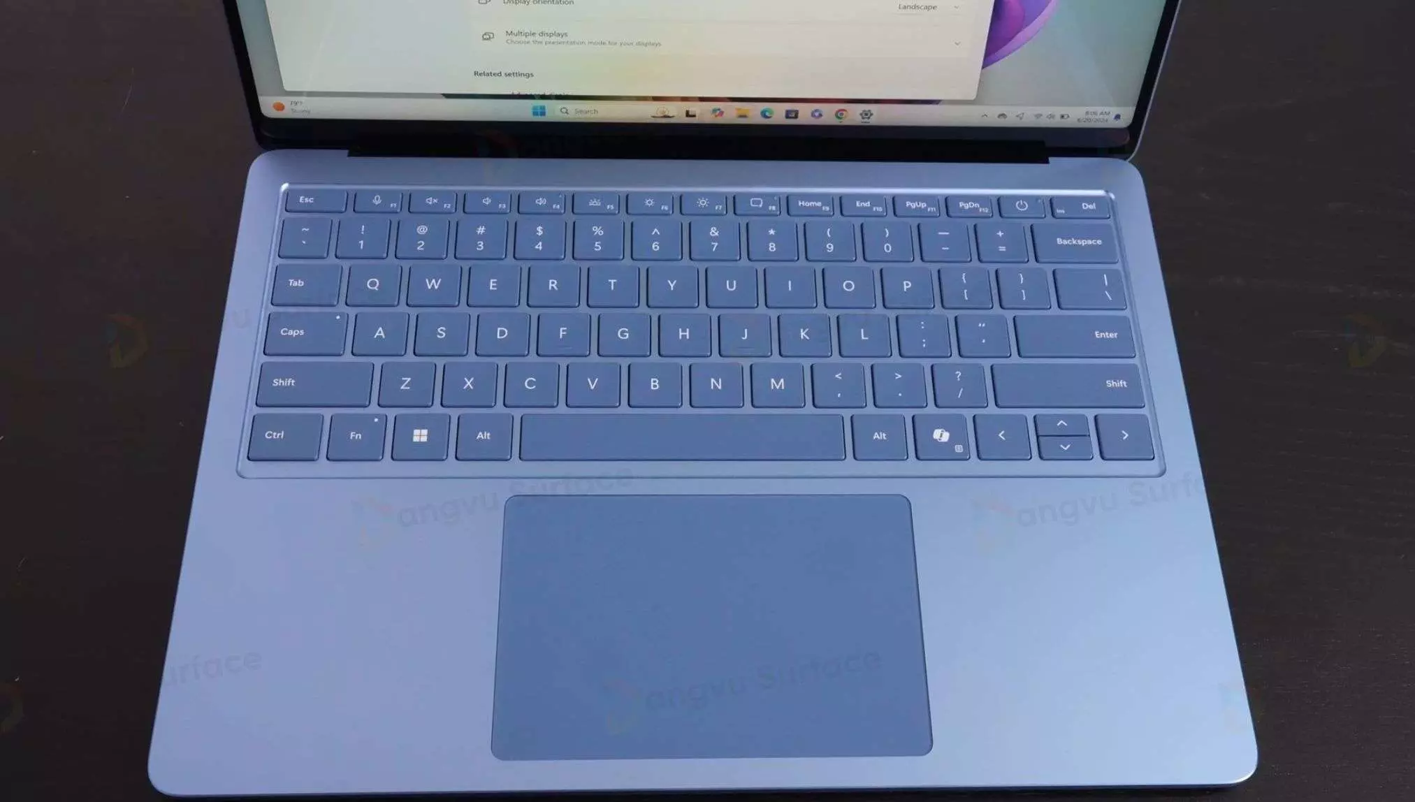 TrackPad (bàn di chuột) của Laptop 7 thì có kích thước hợp lý và cân bằng với phần thân máy