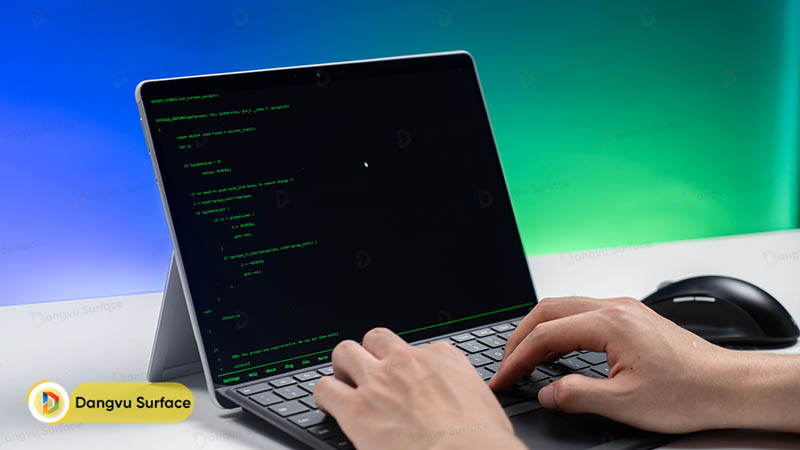 Tỉ lệ khung hình 3:2 trên Surface Pro 8 thích hợp cho các lập trình viên hơn so với tỉ lệ 16:9 thường thấy trên các dòng laptop ngoài thị trường