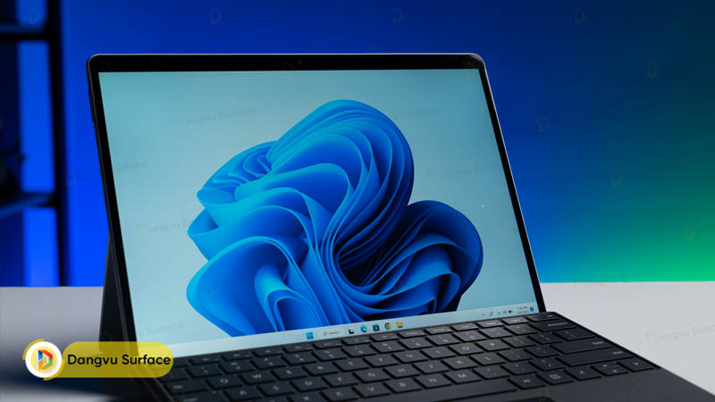 Với Surface Pro 8 của Microsoft, máy được trang bị màn hình 13 inch PixelSense, hỗ trợ công nghệ Dolby Vision