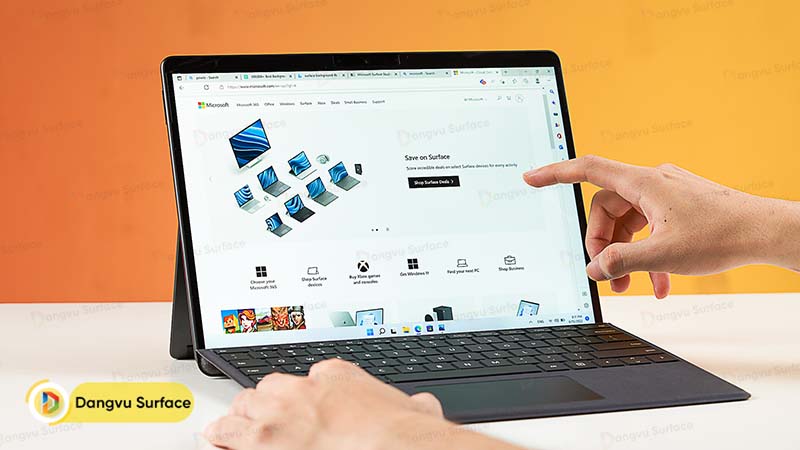 Màn hình cảm ứng tràn viền xuất sắc của Surface Pro 8