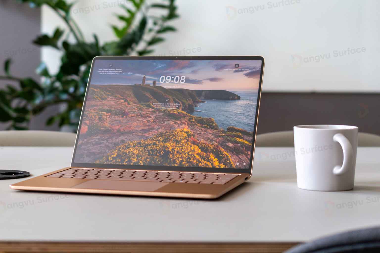 Surface Laptop 7 và MacBook Pro M4