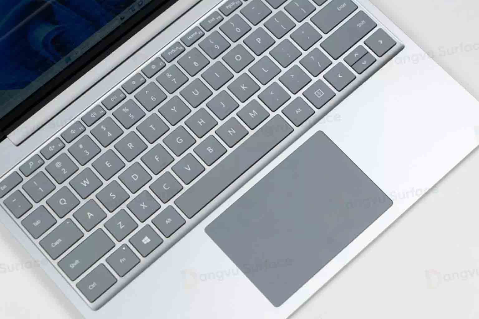 Surface Laptop 7 và MacBook Pro M4