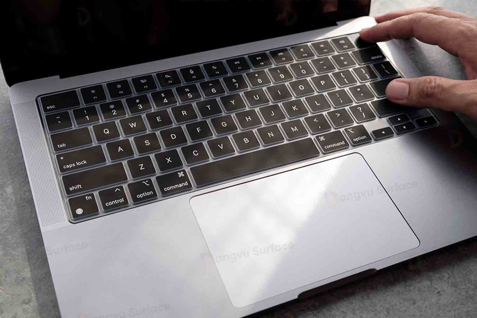 Surface Laptop 7 và MacBook Pro M4