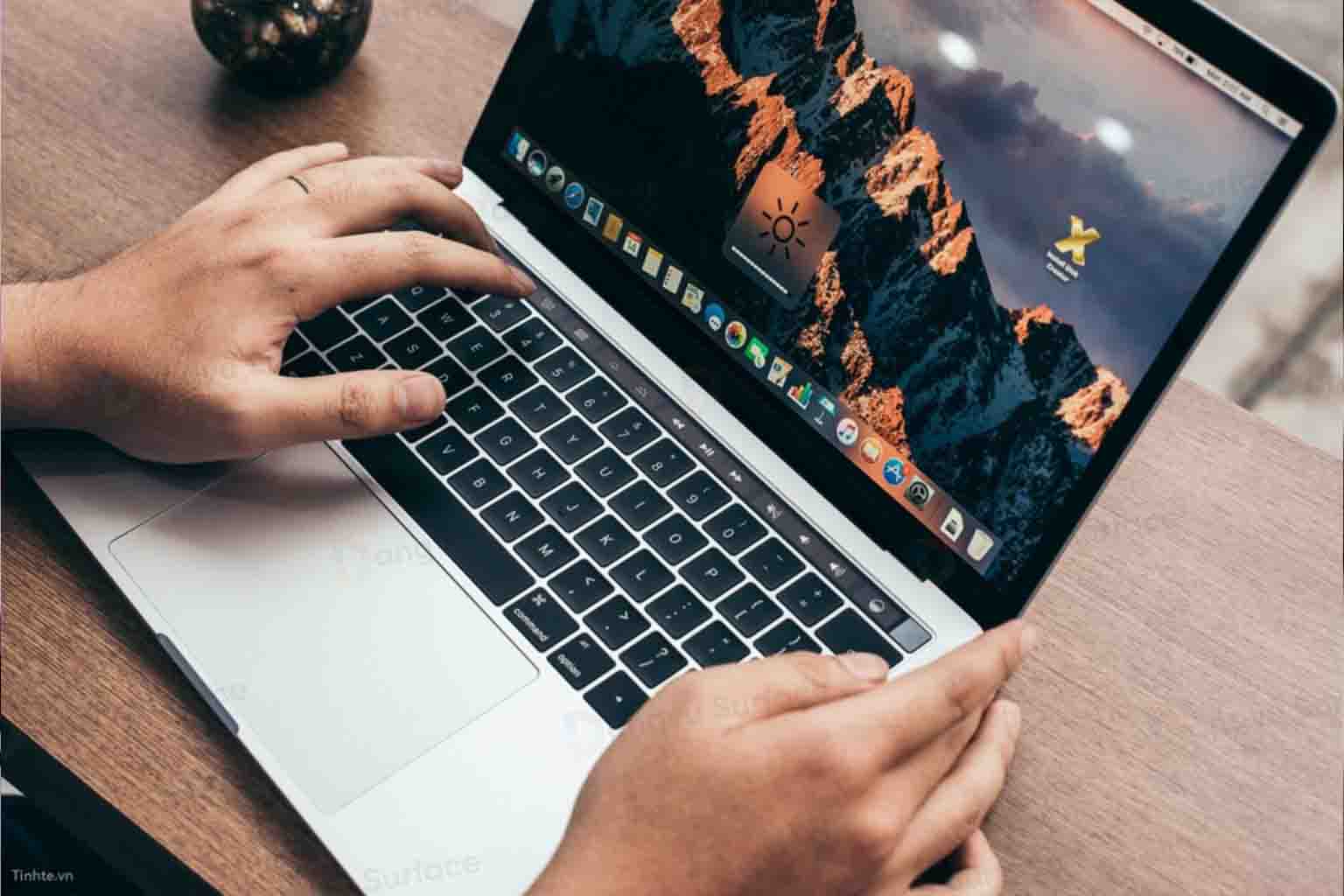 Surface Laptop 7 và MacBook Pro M4