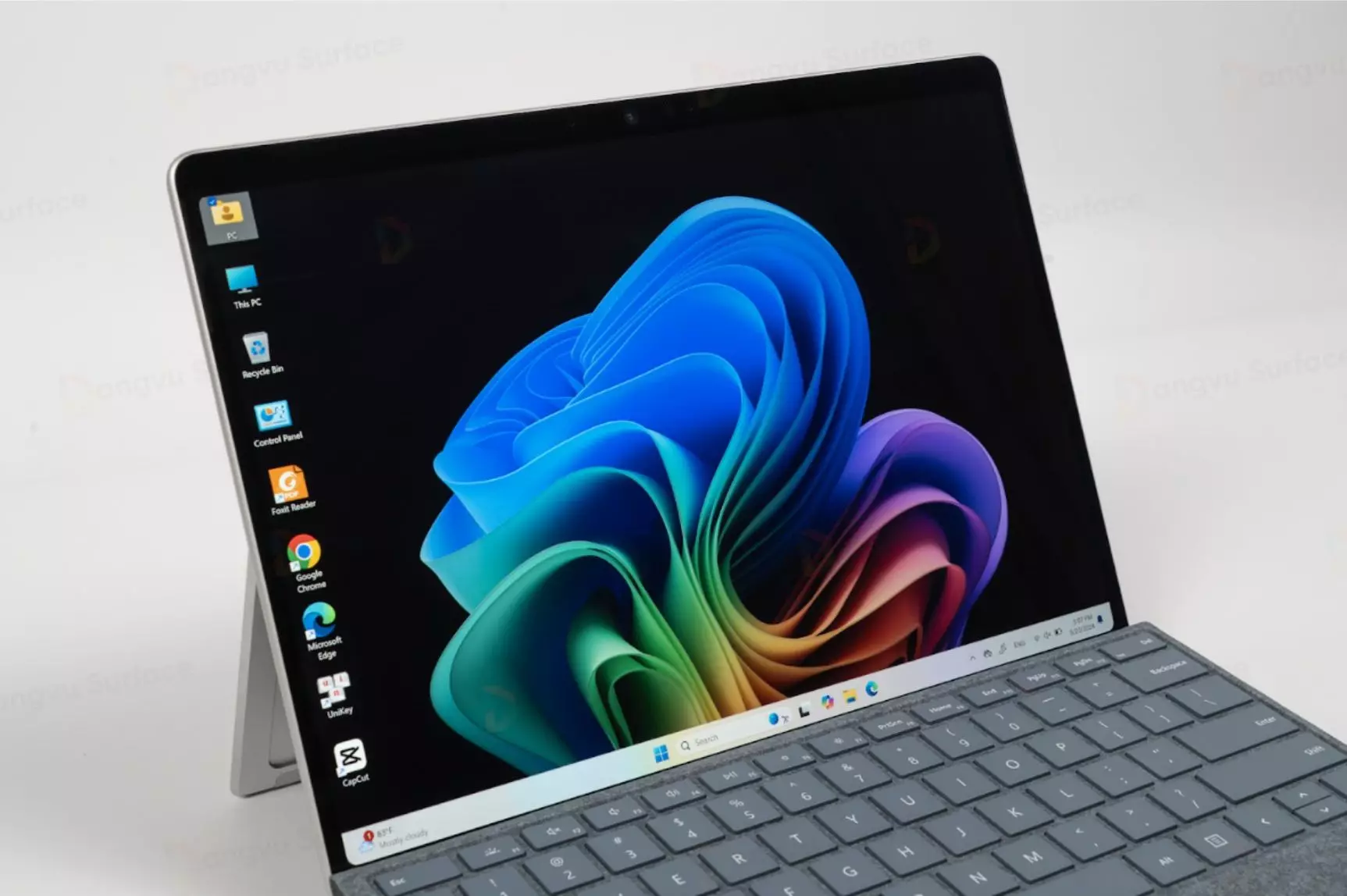 Surface Pro 11 bị hạn chế về phần mềm, thiết bị ngoại vi, hiệu năng chưa thực sự ổn định với các tác vụ nặng và giá còn hơi cao