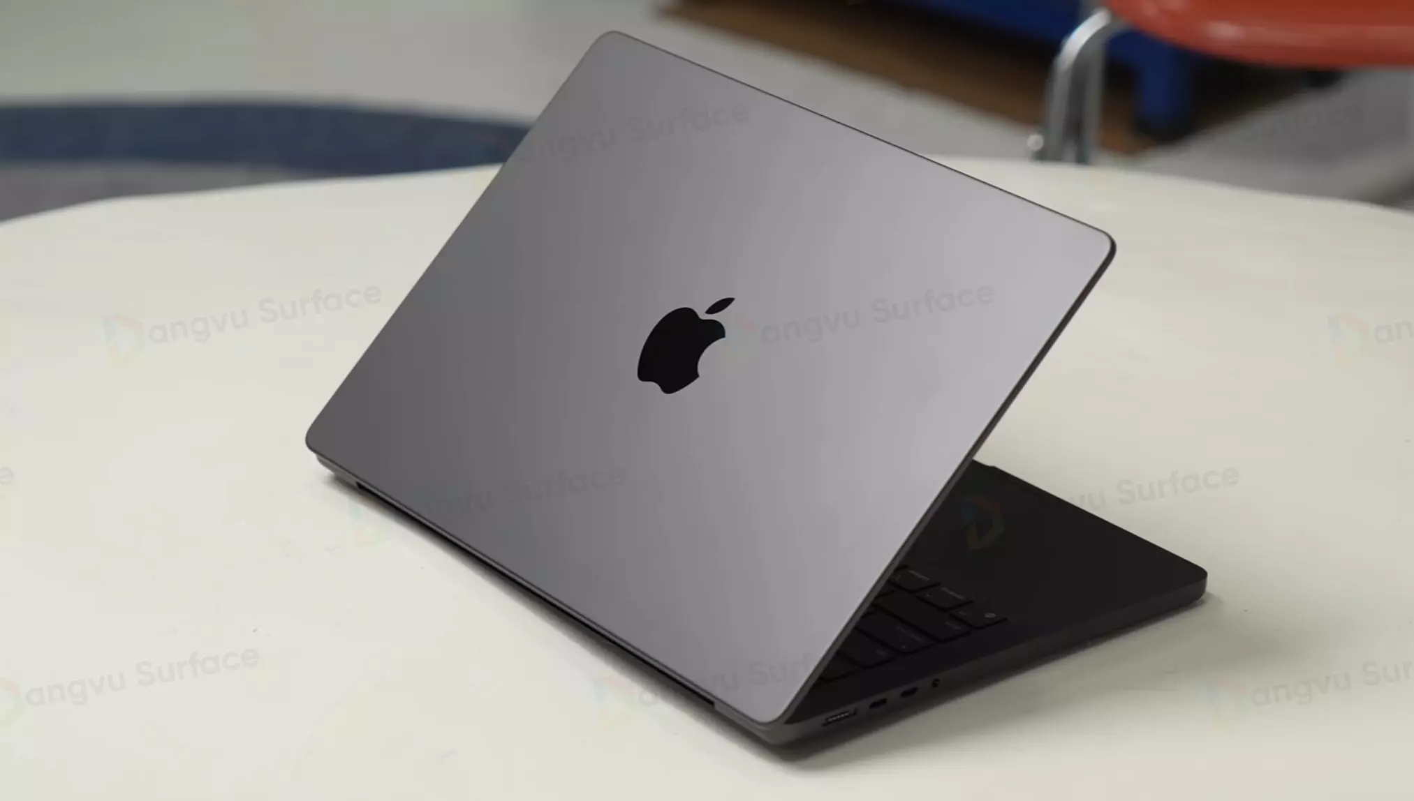 Mặt lưng MacBook Pro M4