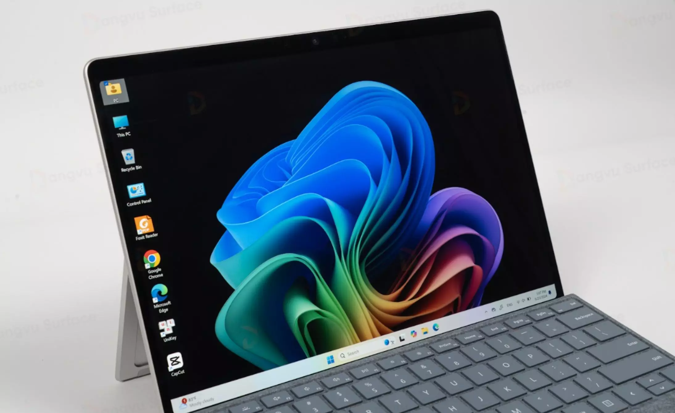 Màn hình Surface Pro 11 có 2 tùy chọn màn LCD hoặc OLED