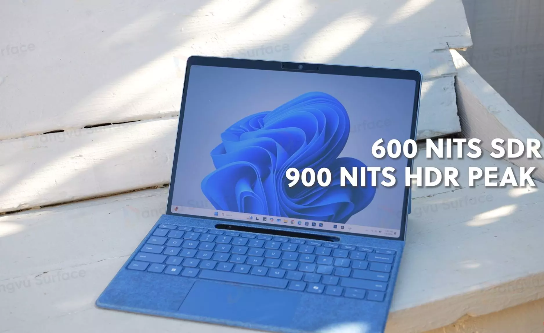 Màn OLED có độ sáng tối đa 900 nits