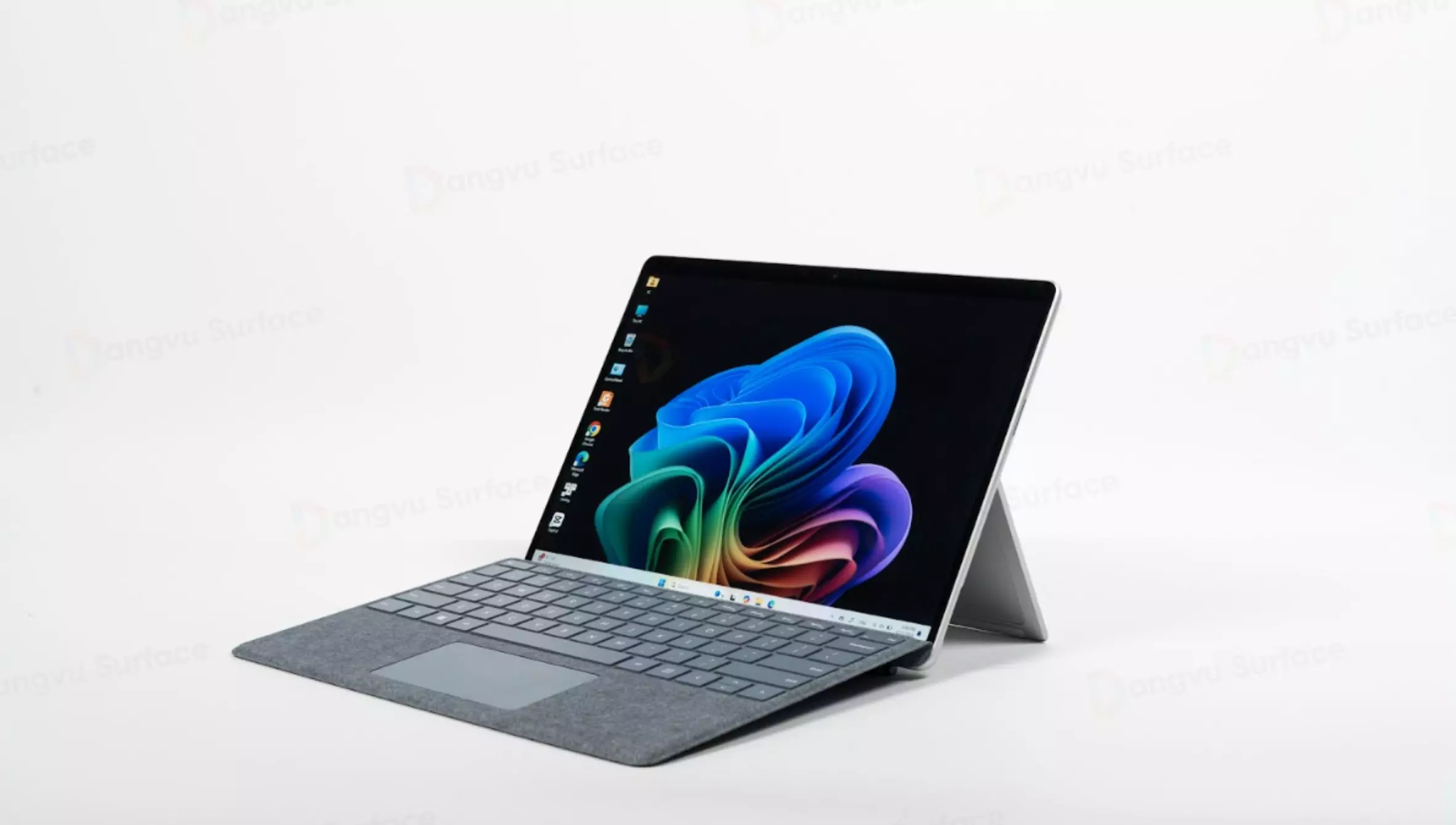 Surface Pro 11 có thiết kế 2 in 1 siêu mỏng nhẹ