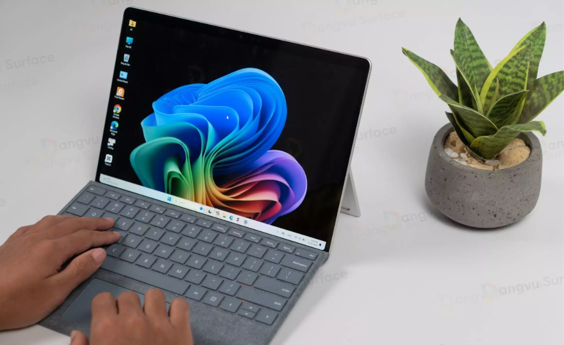 Surface Pro 11 phù hợp cho những ai làm việc sáng tạo, thường xuyên di chuyển