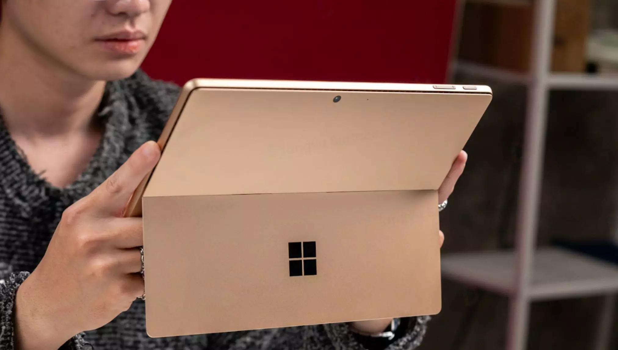 Surface Pro 11 có trọng lượng nặng hơn 1 chút so với Surface Pro 10