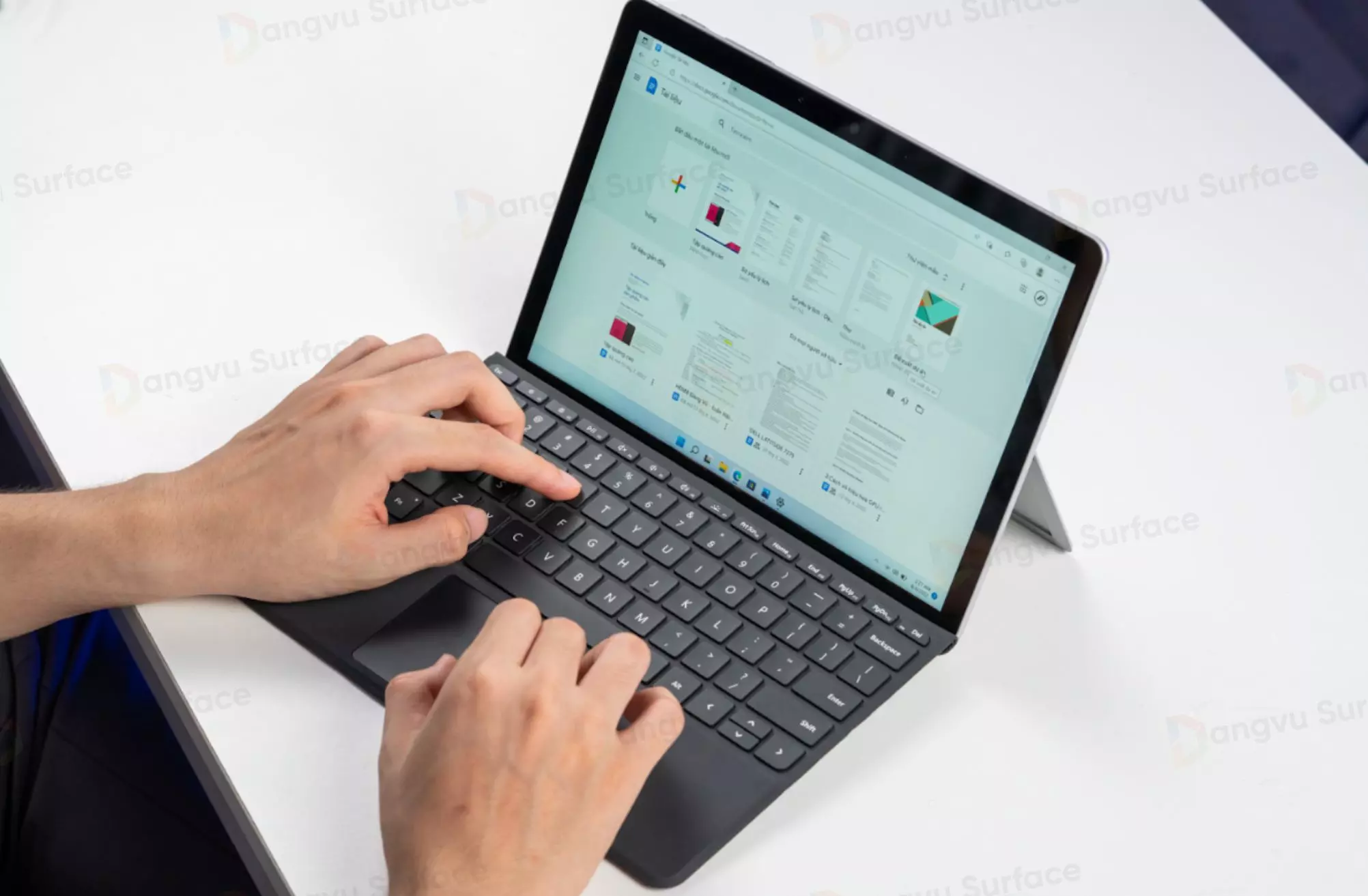 Surface Go 3 thích hợp cho những người làm việc văn phòng, có thể sử dụng thiết bị như một chiếc laptop