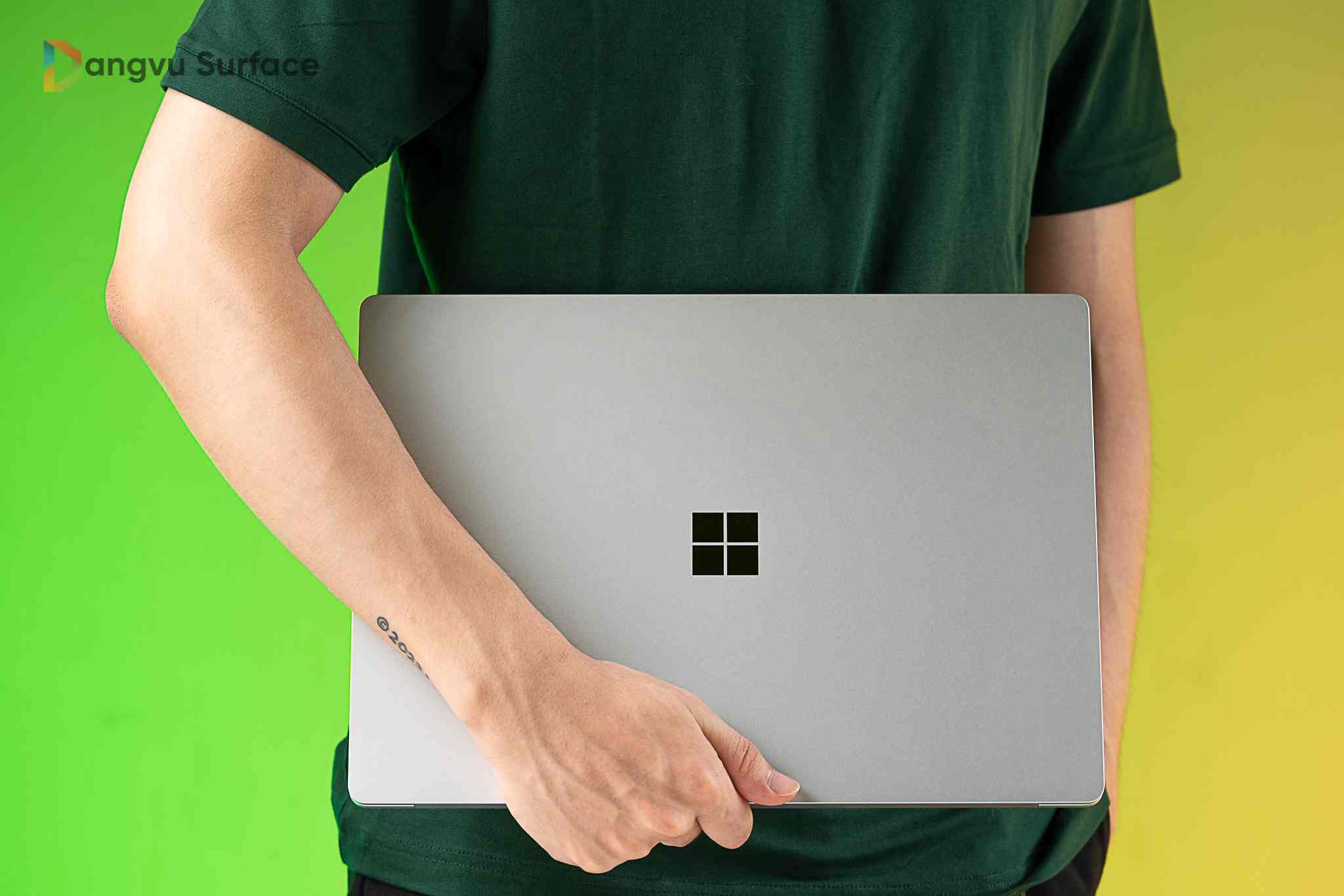 Kích thước gọn nhẹ của Surface Laptop 5