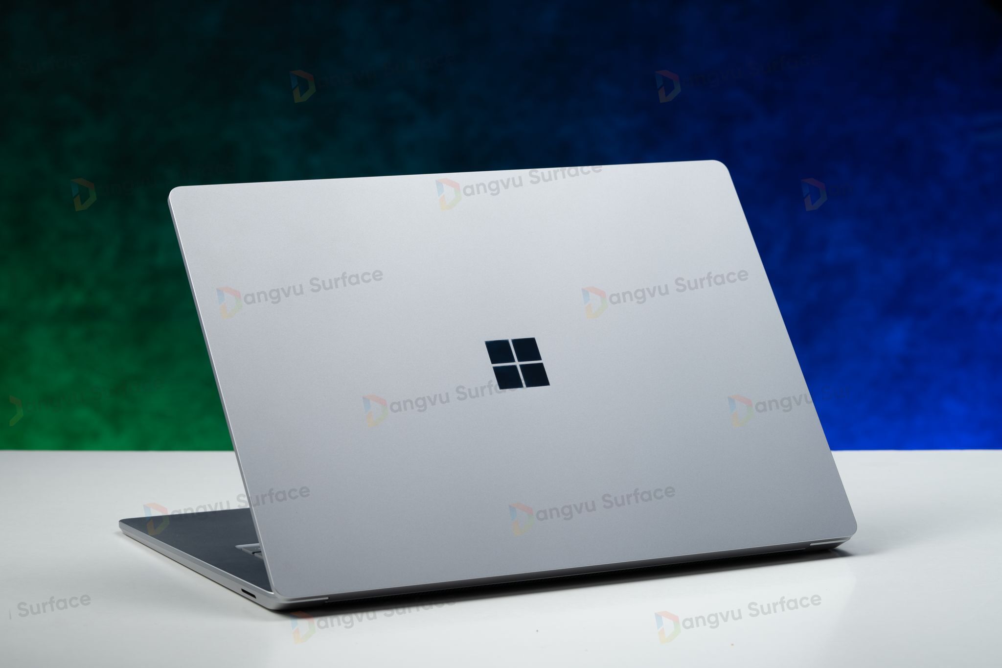 Surface Laptop 5 có thiết kế vẻ bề ngoài cao cấp