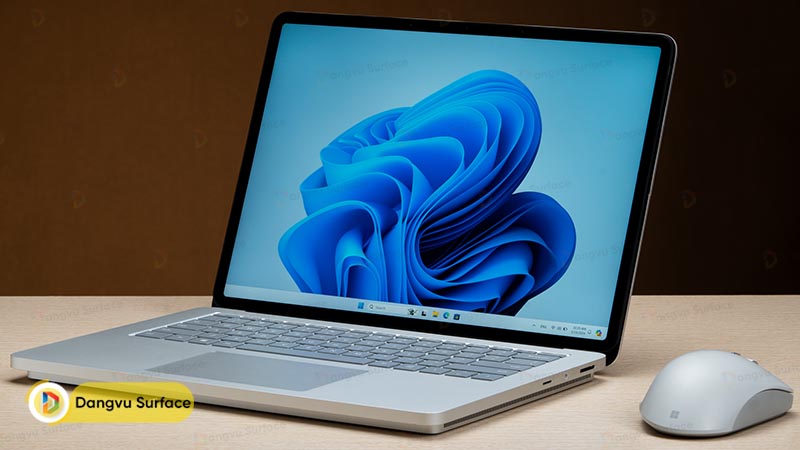 Máy tính xách tay Microsoft sử dụng hệ điều hành Windows 11