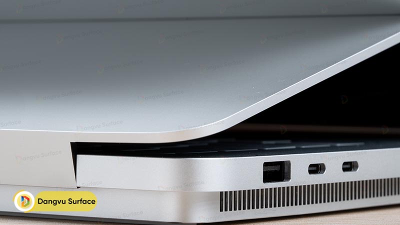 2 cổng USB-C Thunderbolt 4, 1 cổng USB-A ở cạnh trái của laptop Surface