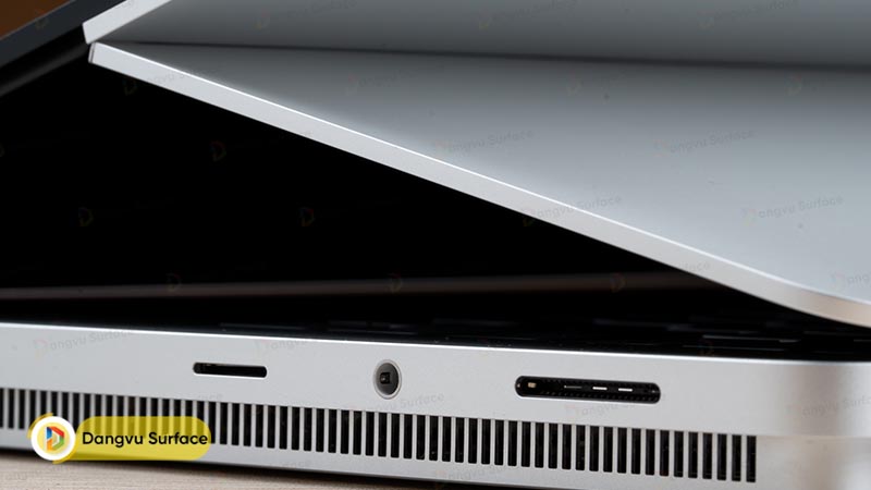Bố trí cổng kết nối bên cạnh phải Surface Laptop Studio 2