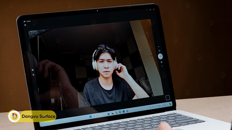 Camera Surface Laptop Studio 2 đã được nâng cấp lên độ phân giải Full HD (1080p) tiêu chuẩn hiện tại