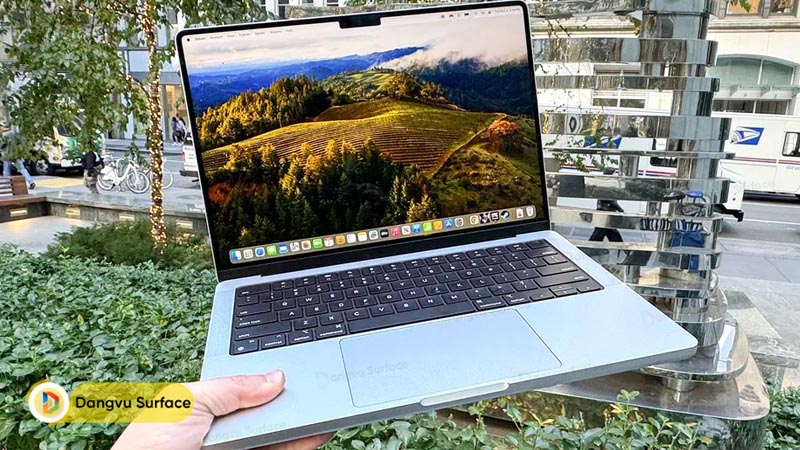 Macbook Pro vô cùng mỏng nhẹ, chỉ khoảng 1,55kg