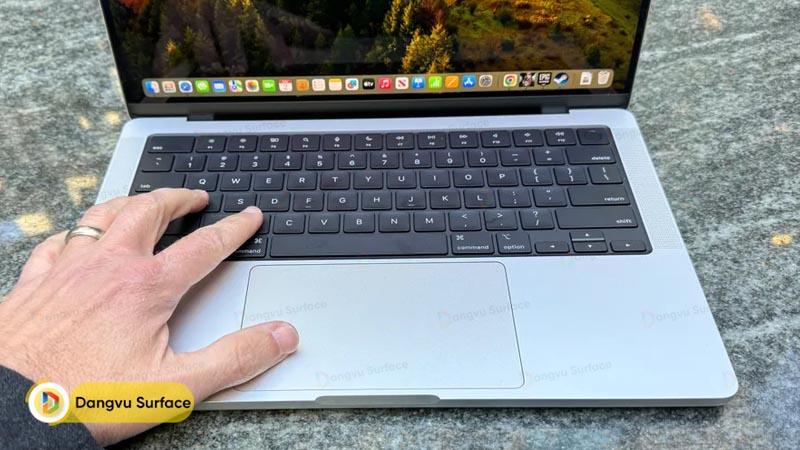 Trackpad có kích thước lớn, phản hồi nhanh nhạy và chính xác