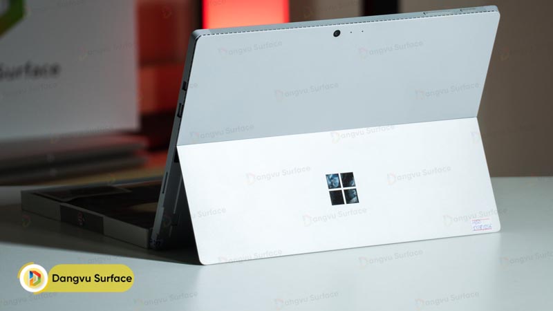 Mặt sau là logo Windows thay vì dòng chữ Surface