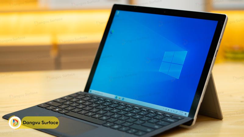 Máy vẫn sử dụng hệ điều hành Windows 10 bản quyền