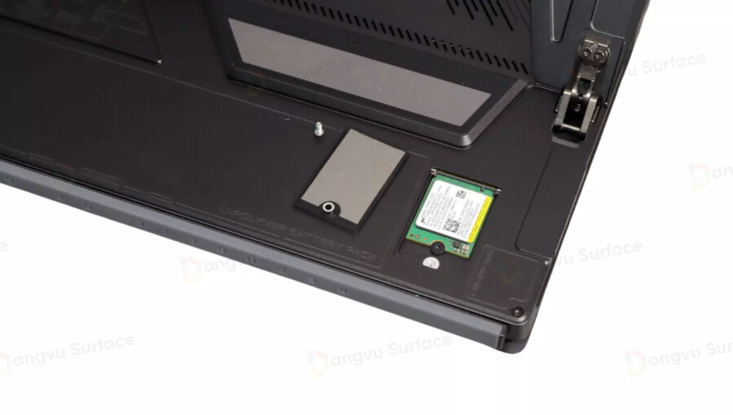 Khe nhớ SSD tháo rời linh hoạt