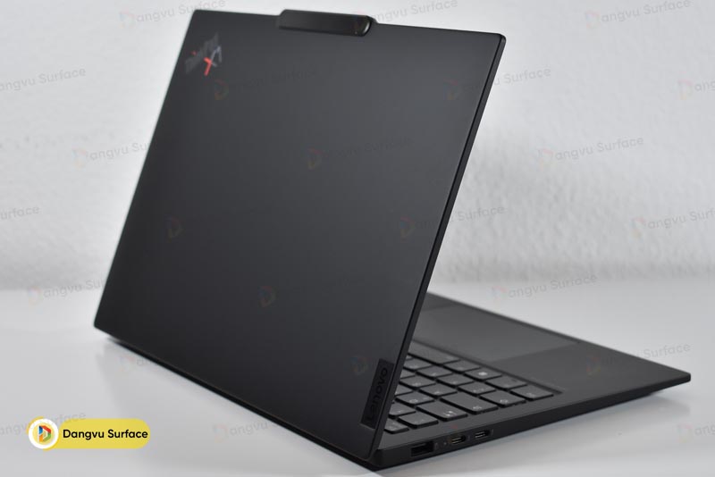 Laptop Lenovo nổi bật với vẻ ngoài đơn giản, lớp vỏ đen nhám sang trọng và hiện đại
