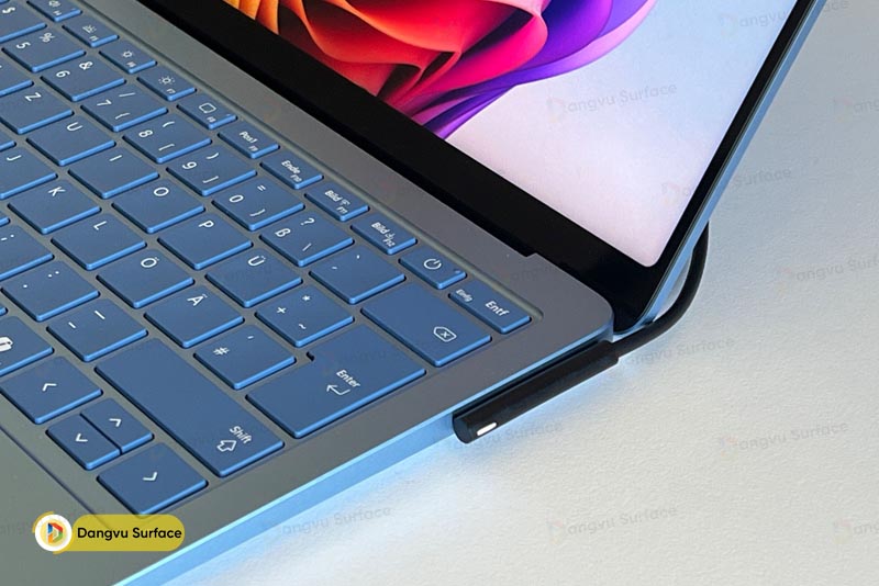 Laptop Surface có thể sạc ở cả hai cạnh máy