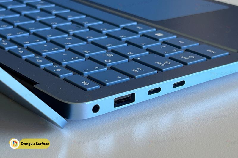Cổng kết nối ở cạnh trái Microsoft Laptop