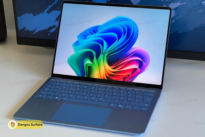 Màn hình cảm ứng PixelSense 13" có độ phân giải 2.304 x 1.536 pixel